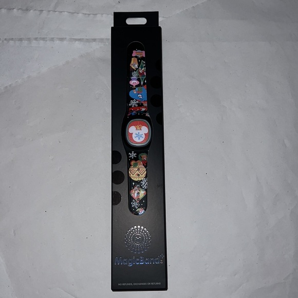 New!! 2023 Disney Holiday Classic Mickey and Friends MagicBand+ - Picture 2 of 11